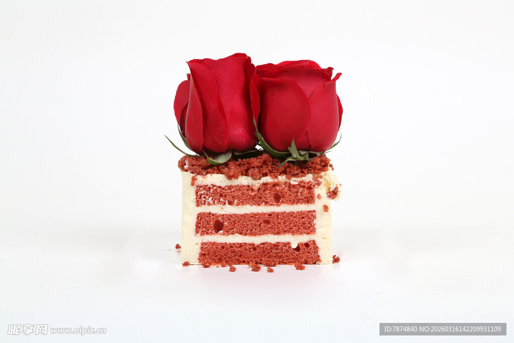 红玫瑰装饰的美味多层蛋糕