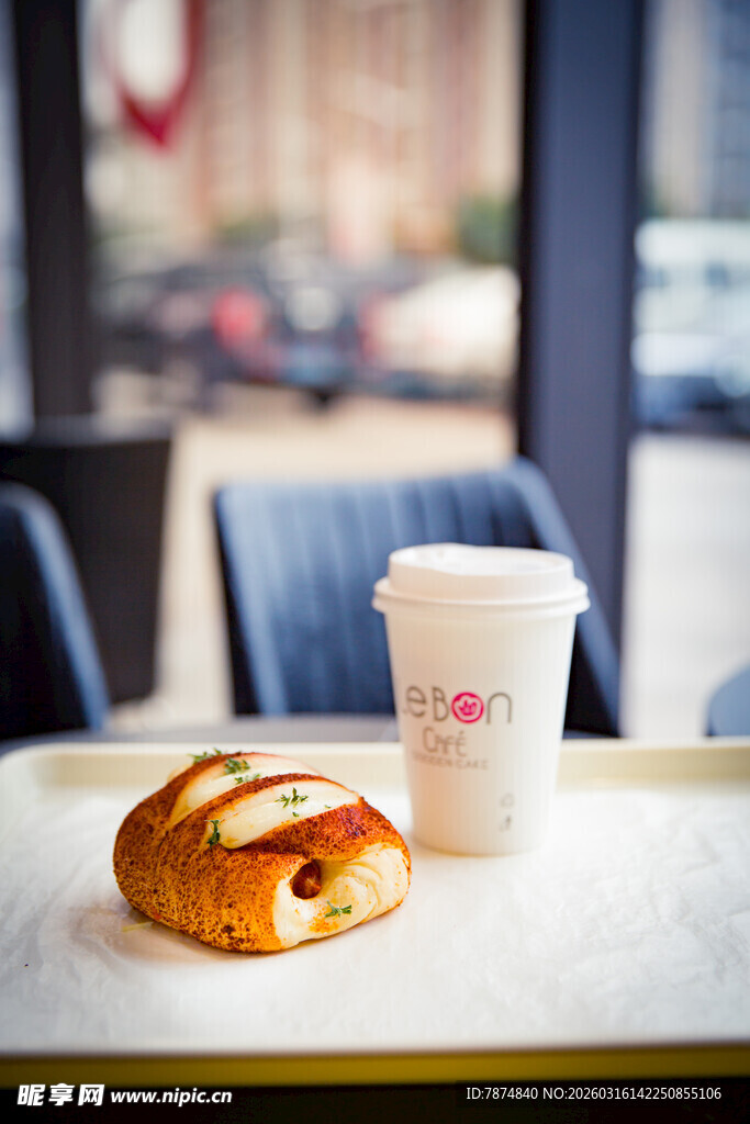 桌上的面包与咖啡