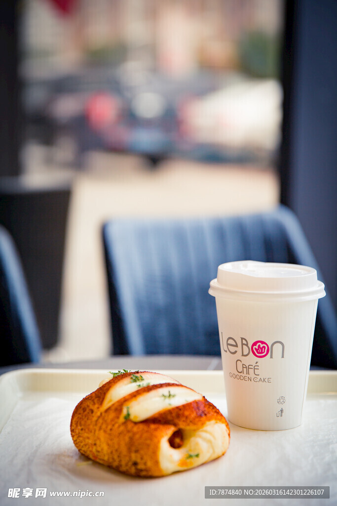 桌上的咖啡与面包