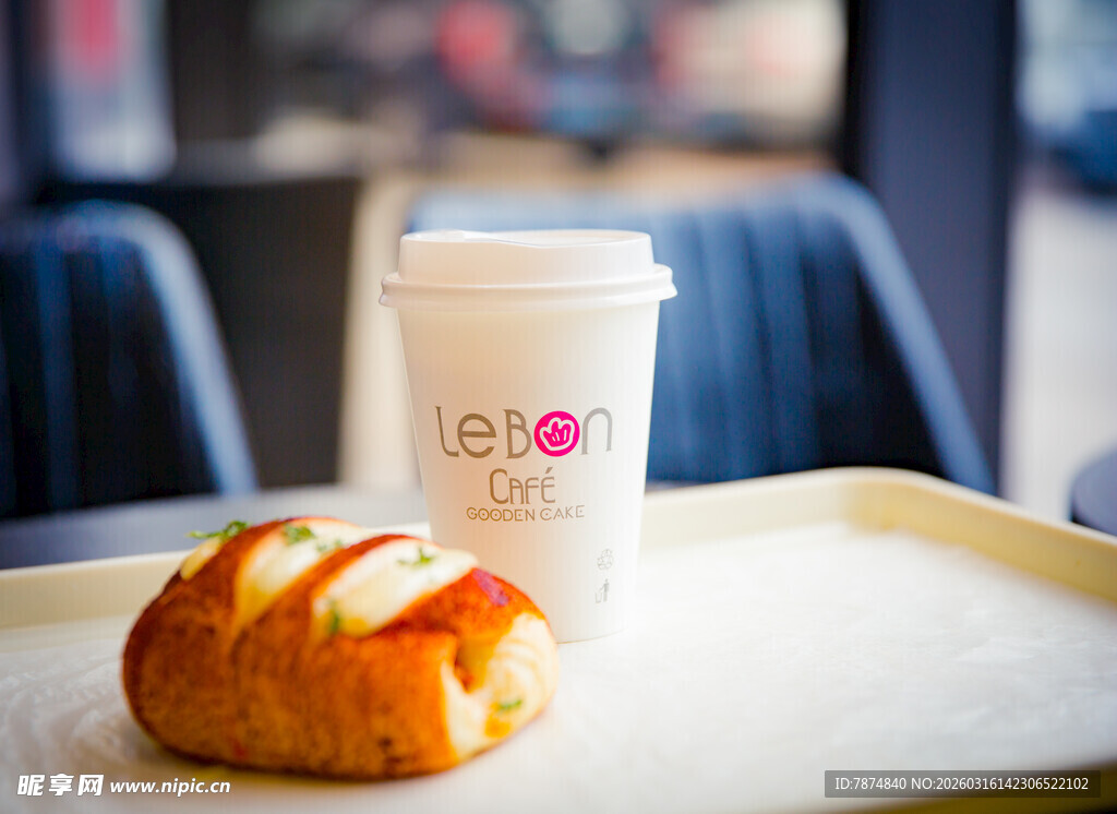 托盘上的咖啡与面包