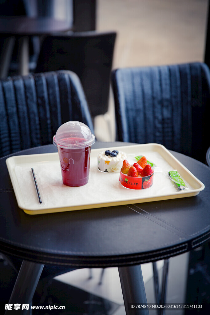 桌上托盘的美味餐食饮品