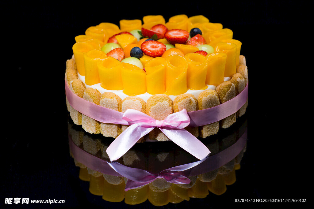 精美水果装饰的黄色蛋糕