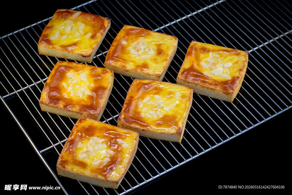 美味烤制糕点置于金属架上
