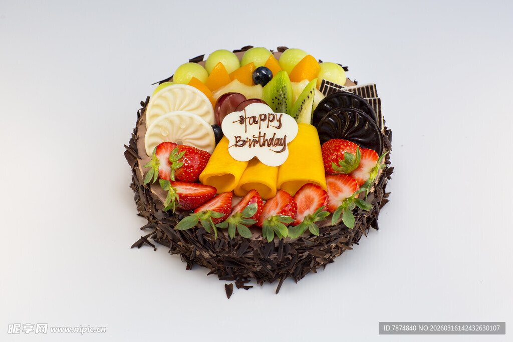 水果装饰的生日巧克力蛋糕