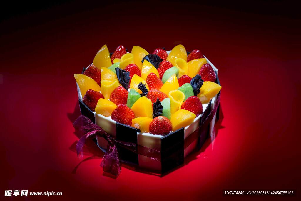 心形盒中多彩糖果蛋糕