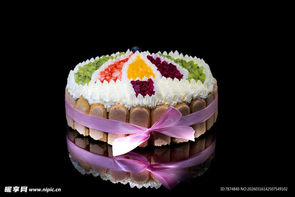 多彩装饰心形蛋糕