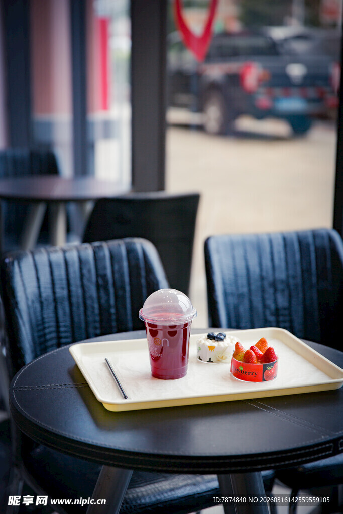 咖啡馆内的美味甜点与饮品