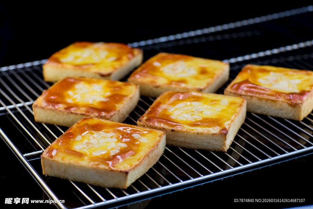 烤架上的美味芝士吐司