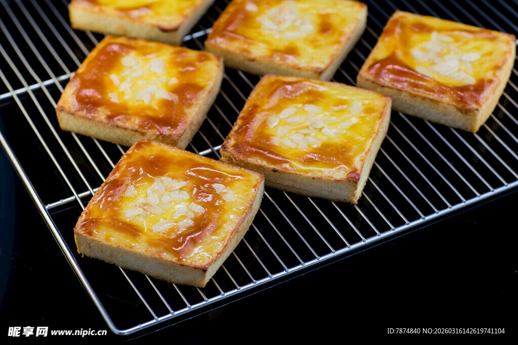 烤架上的美味芝士吐司