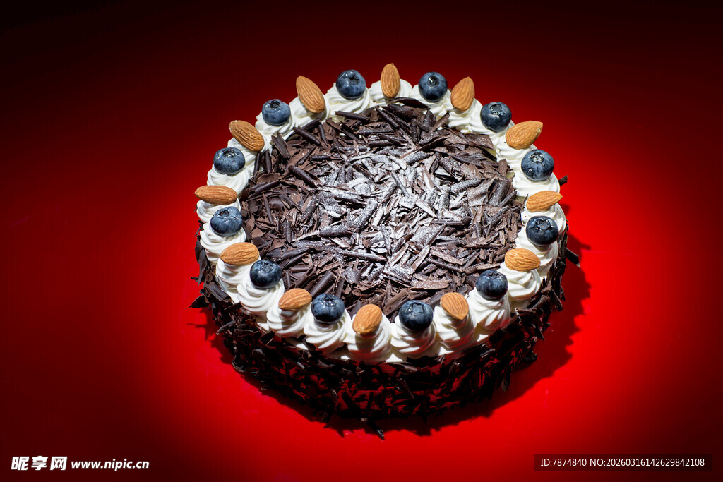 巧克力装饰的美味蛋糕