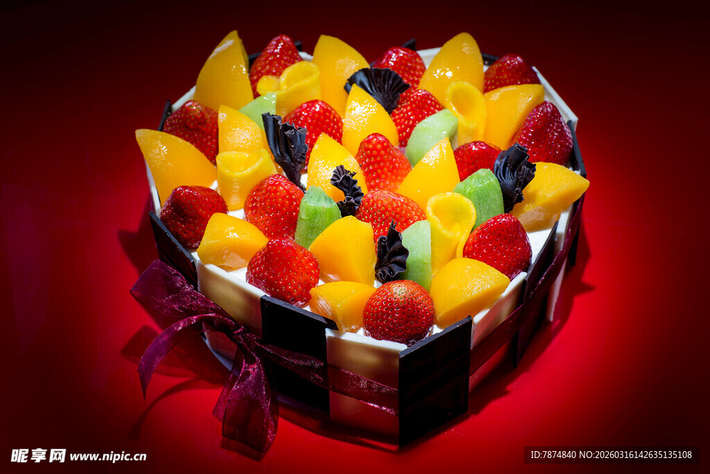 缤纷水果装饰的精美礼盒