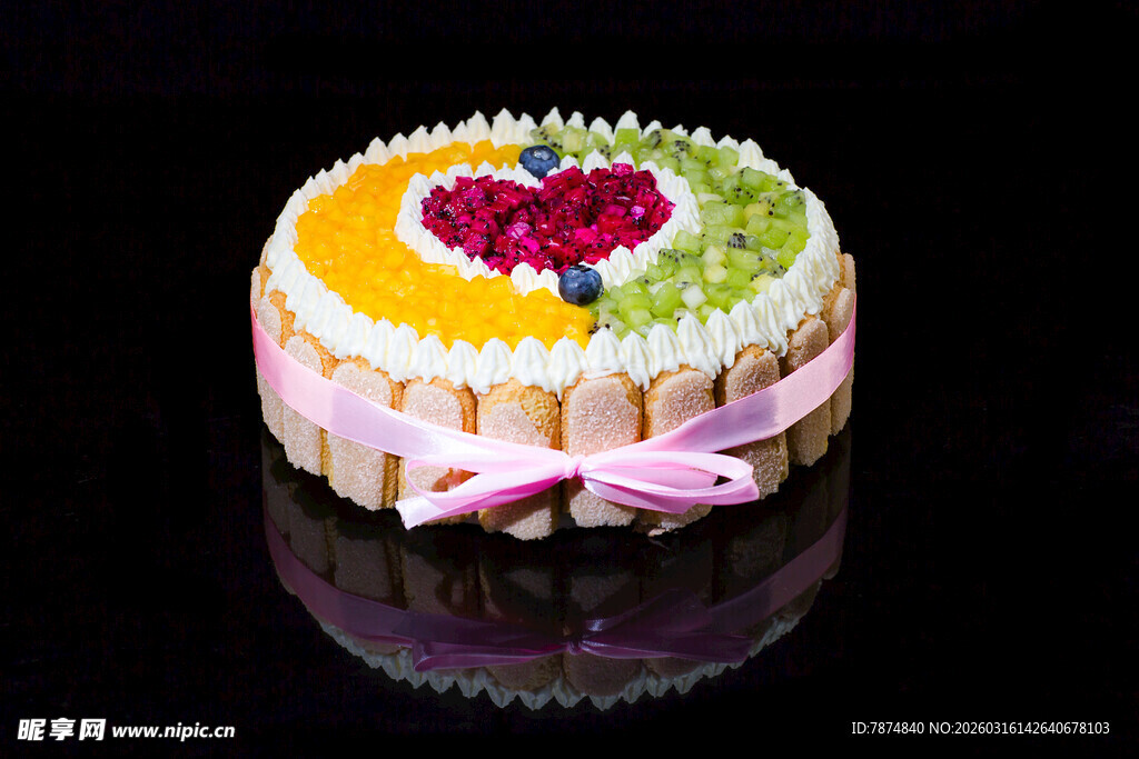 多彩水果装饰精美蛋糕