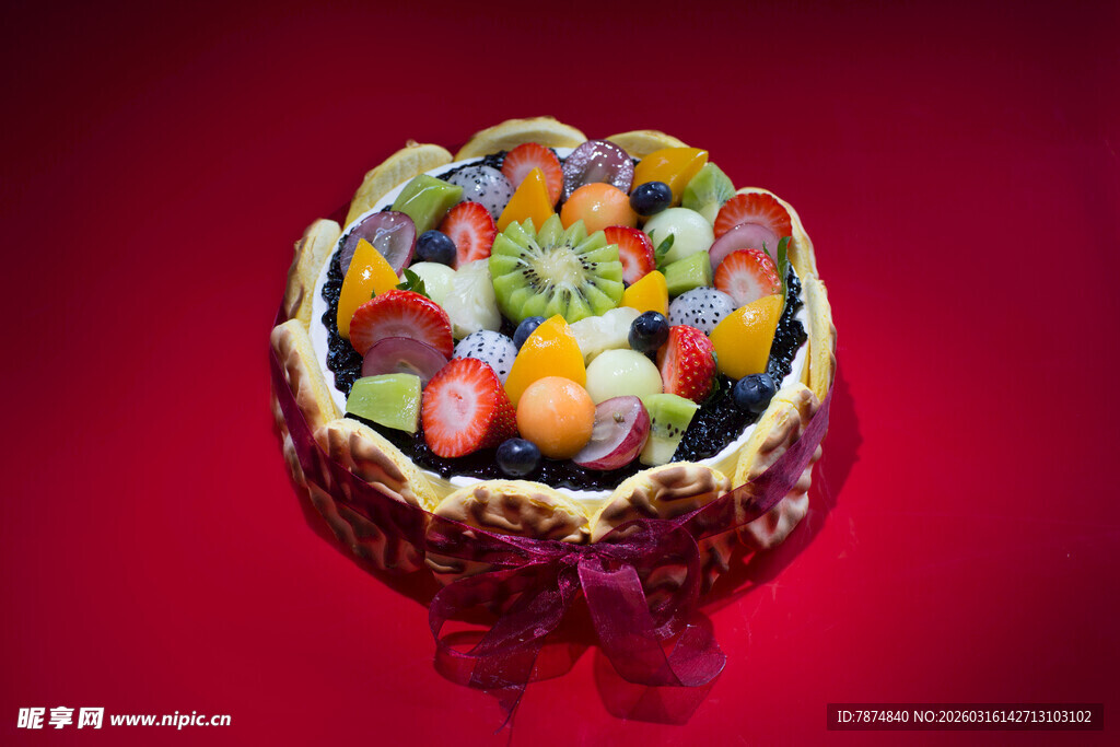 多彩糖果装满精致小筐