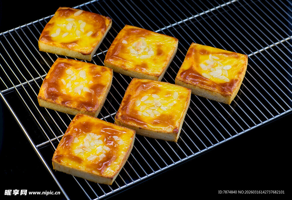 烤制金黄的美味方形糕点