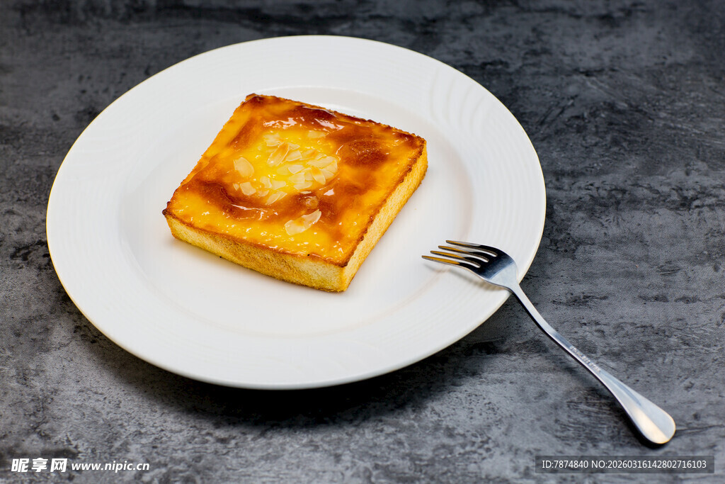 美味方形吐司配精致小勺