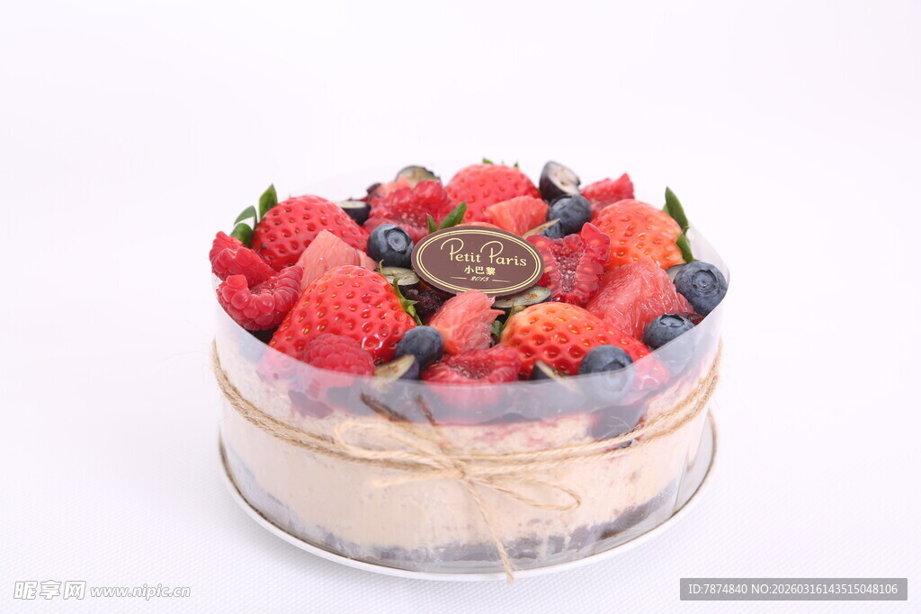 草莓蓝莓装饰的美味蛋糕