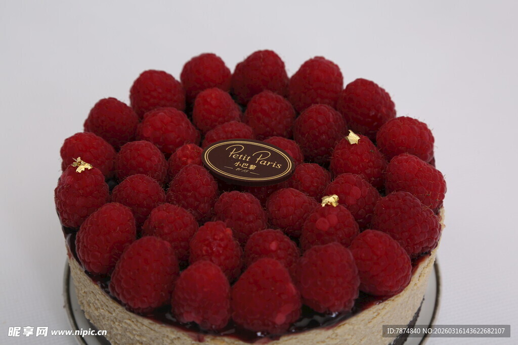 树莓装饰的美味蛋糕