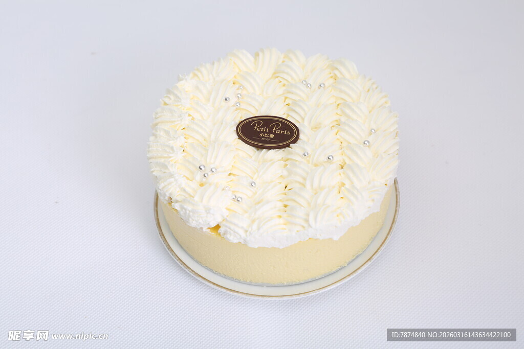 奶油装饰的美味圆形蛋糕