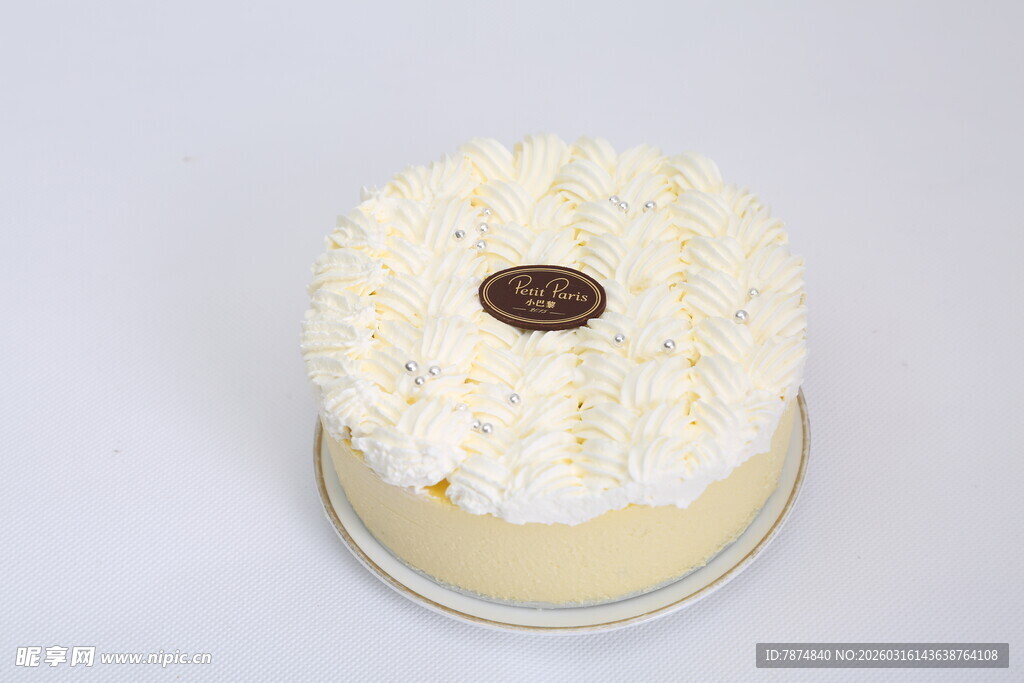 奶油装饰的美味圆形蛋糕