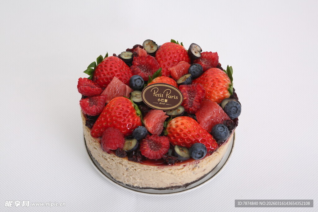 水果装饰的美味芝士蛋糕