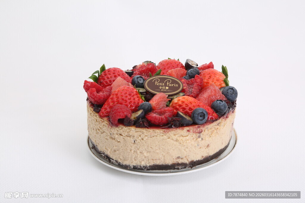 莓果装饰的美味芝士蛋糕
