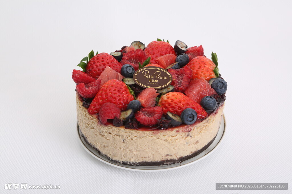 草莓蓝莓装饰的美味蛋糕