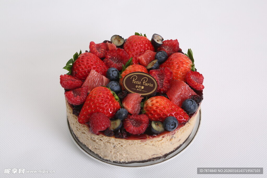 水果装饰的美味蛋糕