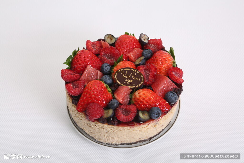 水果装饰的美味芝士蛋糕