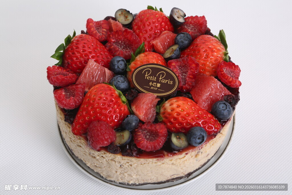 莓果装饰的美味蛋糕