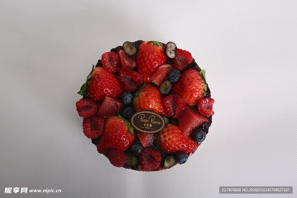 草莓堆叠的诱人视觉享受