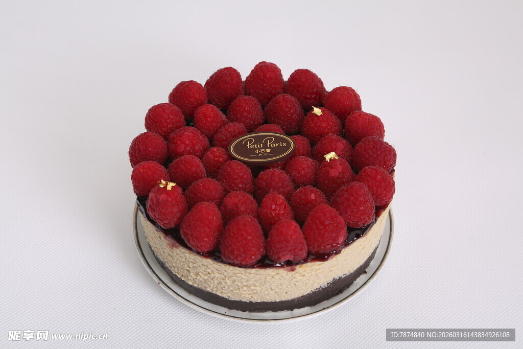 草莓装饰的美味精致蛋糕