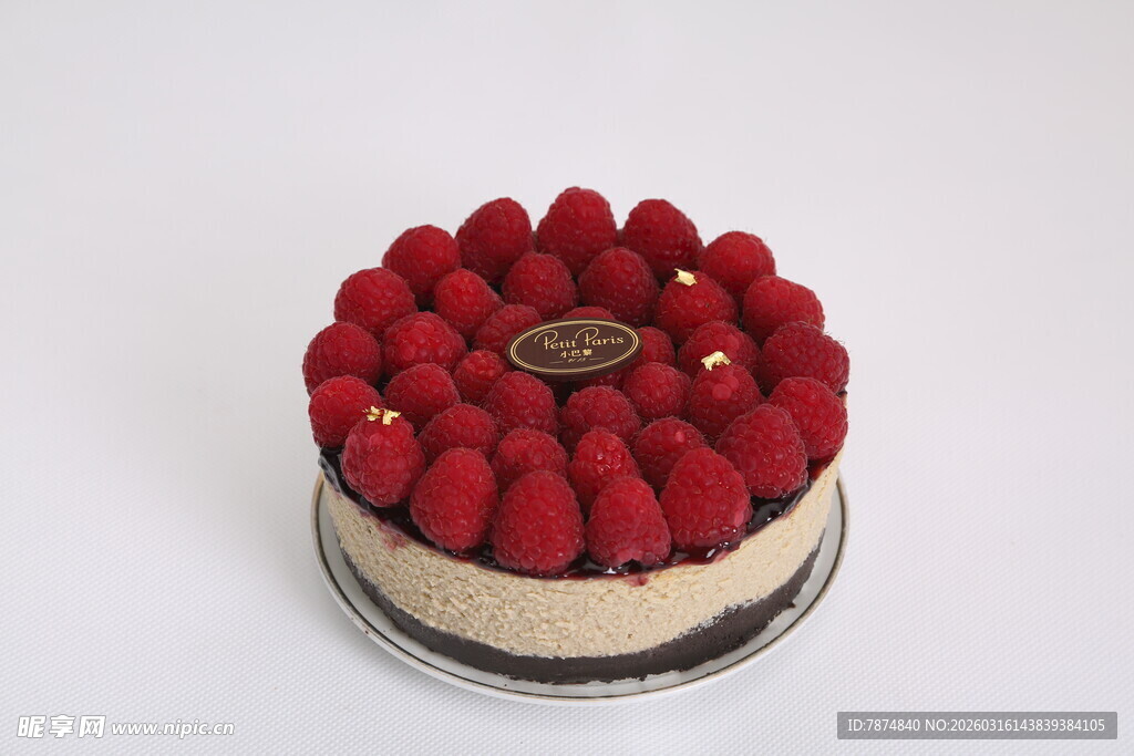 草莓装饰的美味蛋糕