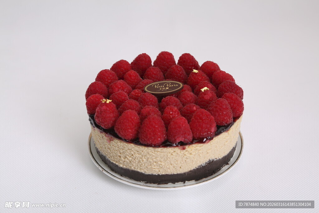 草莓装饰的美味双层蛋糕