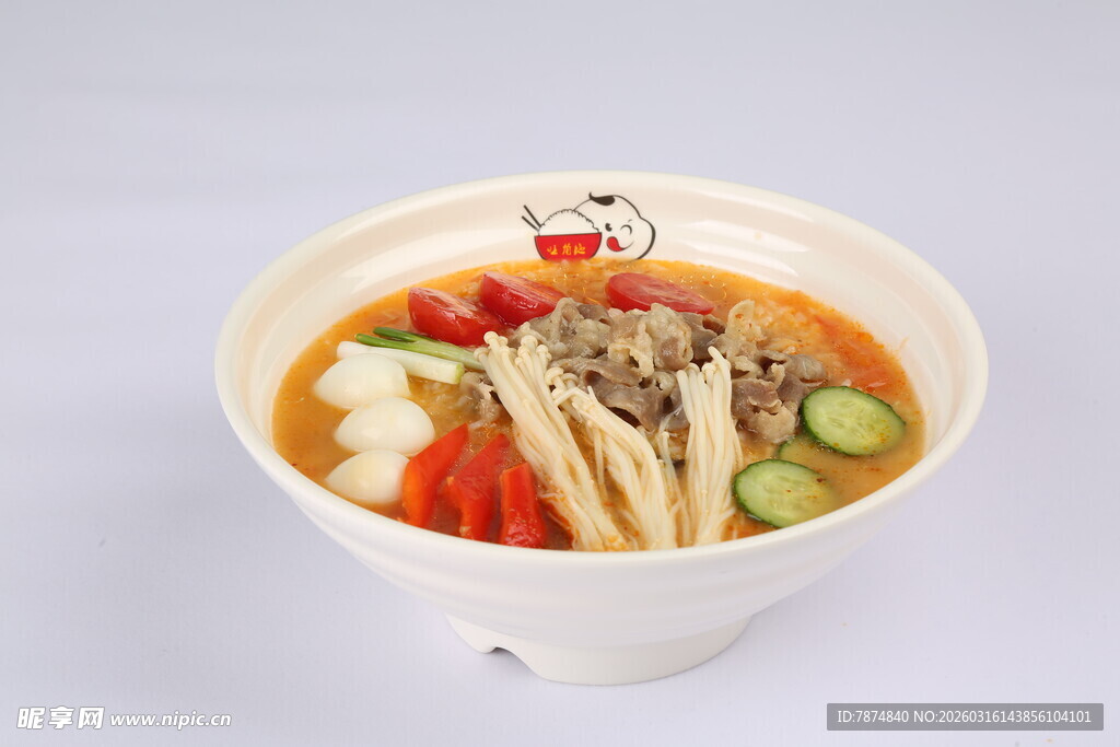 美味鸡肉蔬菜汤面