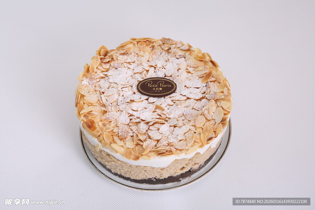 美味精致的奶油坚果蛋糕