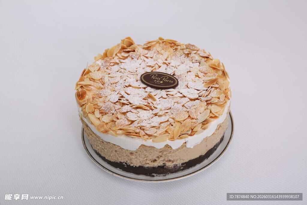 美味坚果装饰的精致蛋糕