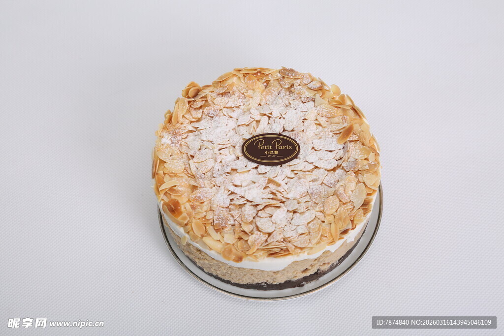 精致美味奶油坚果蛋糕