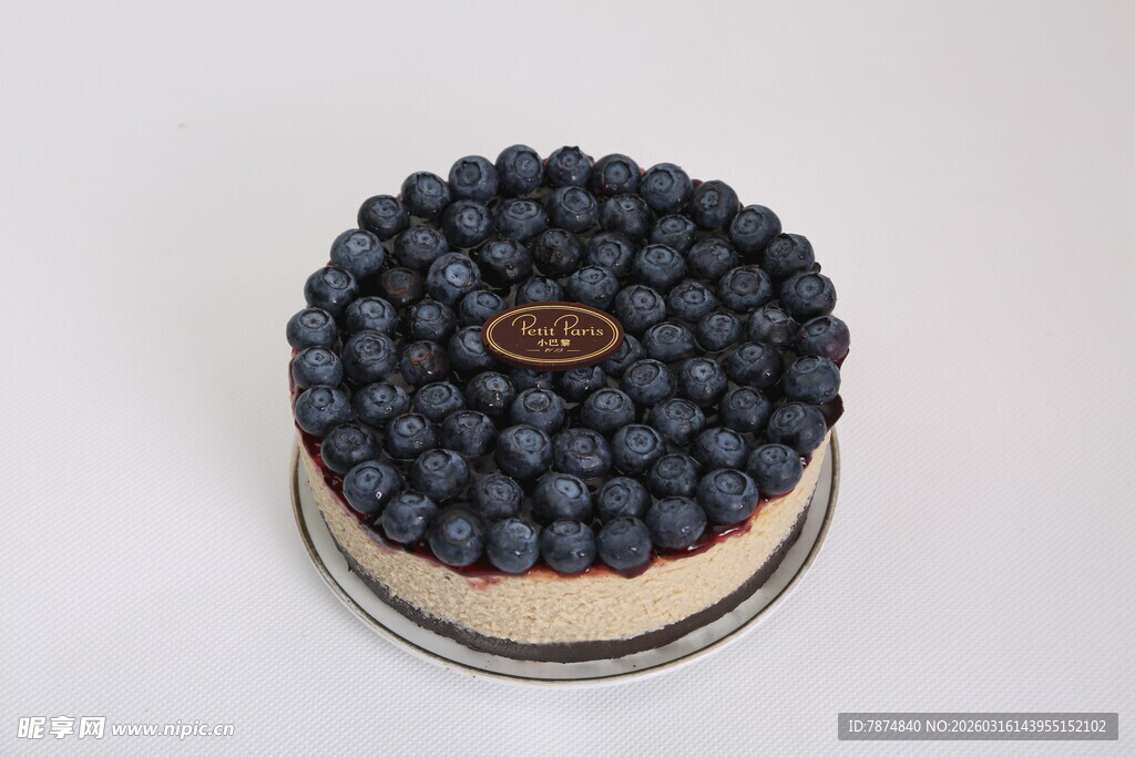 蓝莓装饰的美味芝士蛋糕