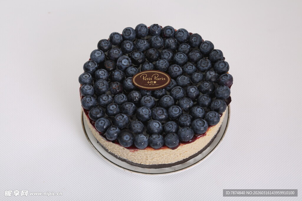 蓝莓装饰的精美蛋糕