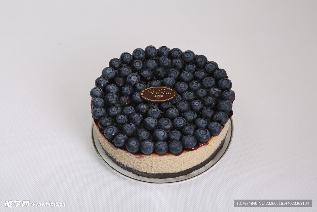蓝莓装饰的美味蛋糕
