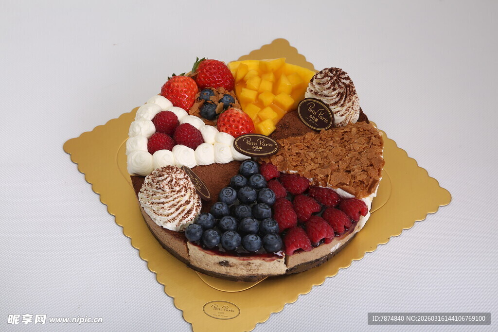 多彩水果装饰的美味蛋糕