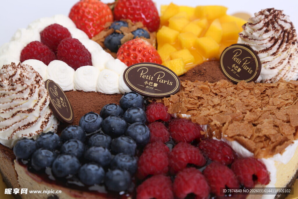 美味缤纷水果装饰巧克力蛋糕