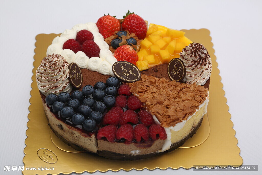 缤纷水果装饰美味蛋糕