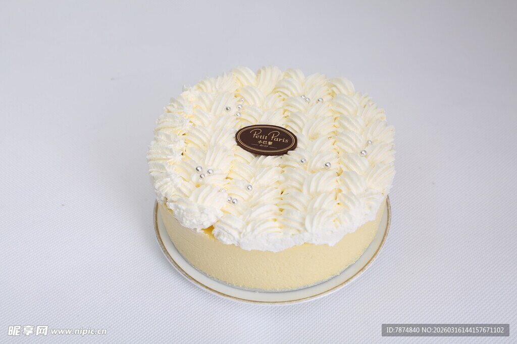 奶油装饰的美味精致蛋糕
