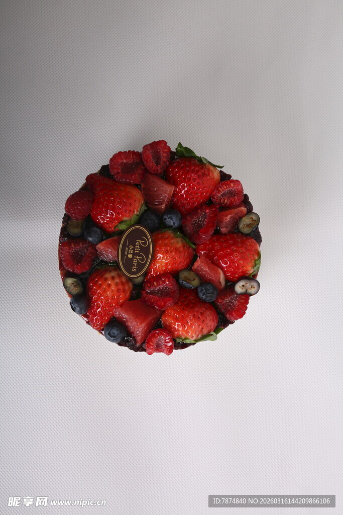 一碗新鲜多彩的草莓果