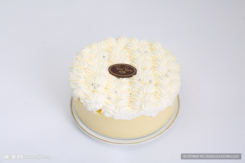 奶油装饰的美味蛋糕