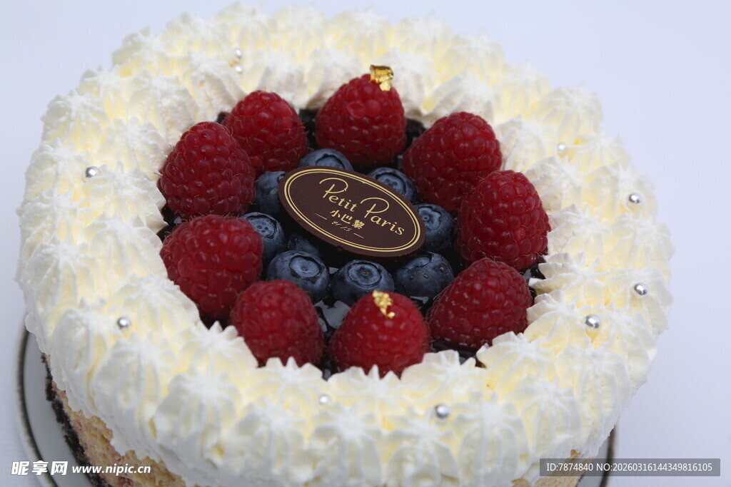 美味浆果装饰的精致蛋糕