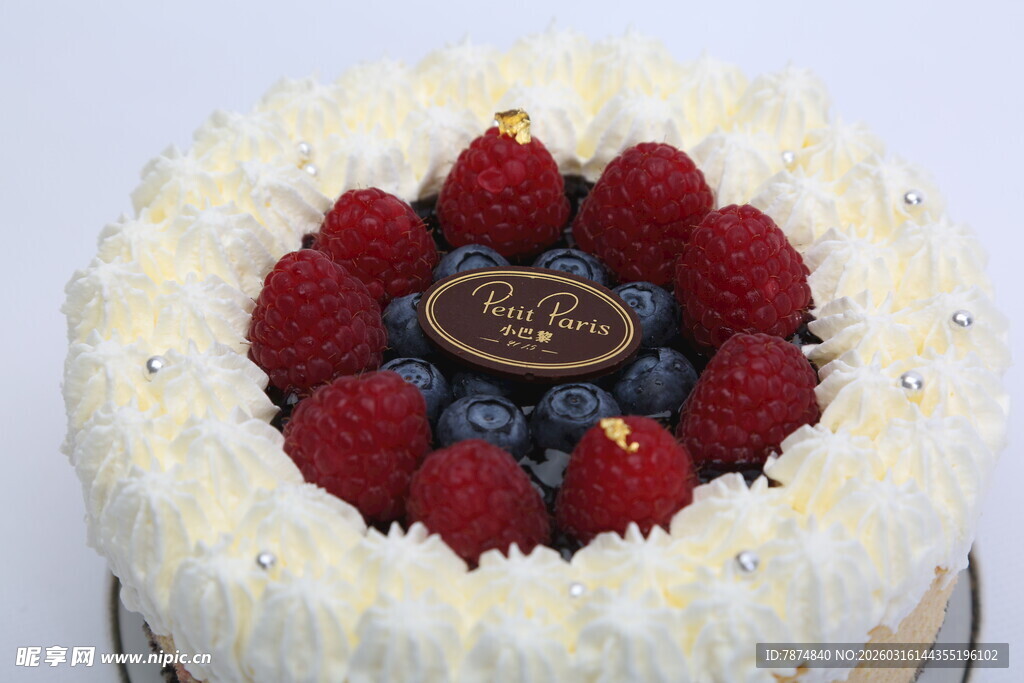 莓果装饰的美味生日蛋糕