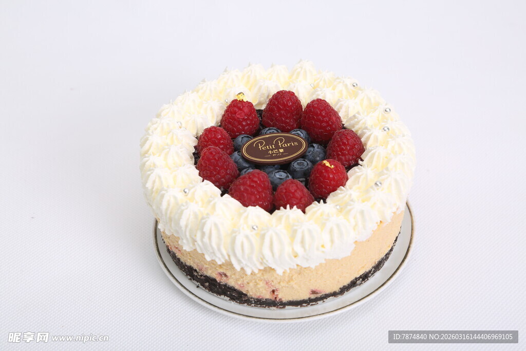 草莓装饰的美味奶油蛋糕