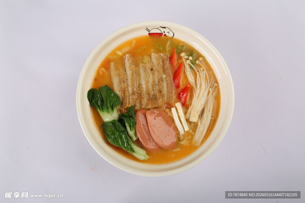 美味热气腾腾的什锦汤面